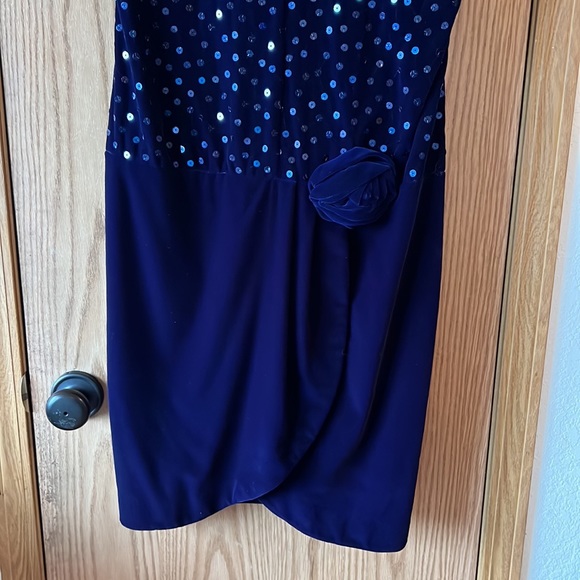 Velvet party dress with cap sleeves, sequins and decorative rose at waist. - Picture 2 of 12